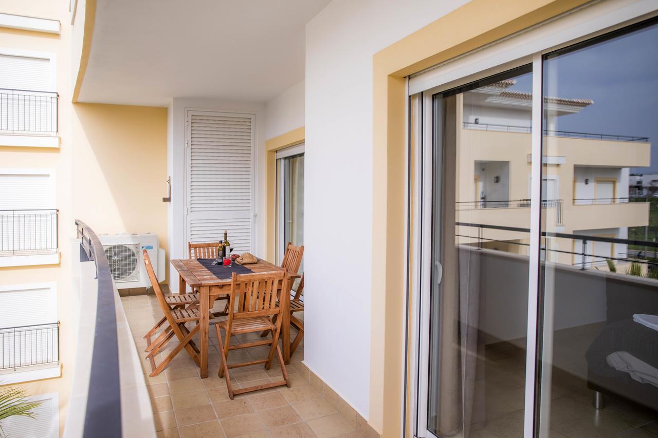 C02 - Luxury 3 Bed With Pool View Apartment ลากอส ภายนอก รูปภาพ